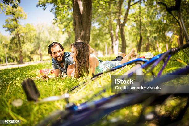 Glückliches Paar Mit Einem Picknick Mit Ihren Bikes In Den Vordergrund Stockfoto und mehr Bilder von Picknick