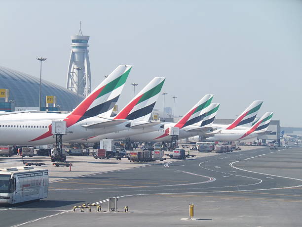 aeroporto internazionale di dubai negli emirati arabi uniti - dubai united arab emirates airport indoors foto e immagini stock