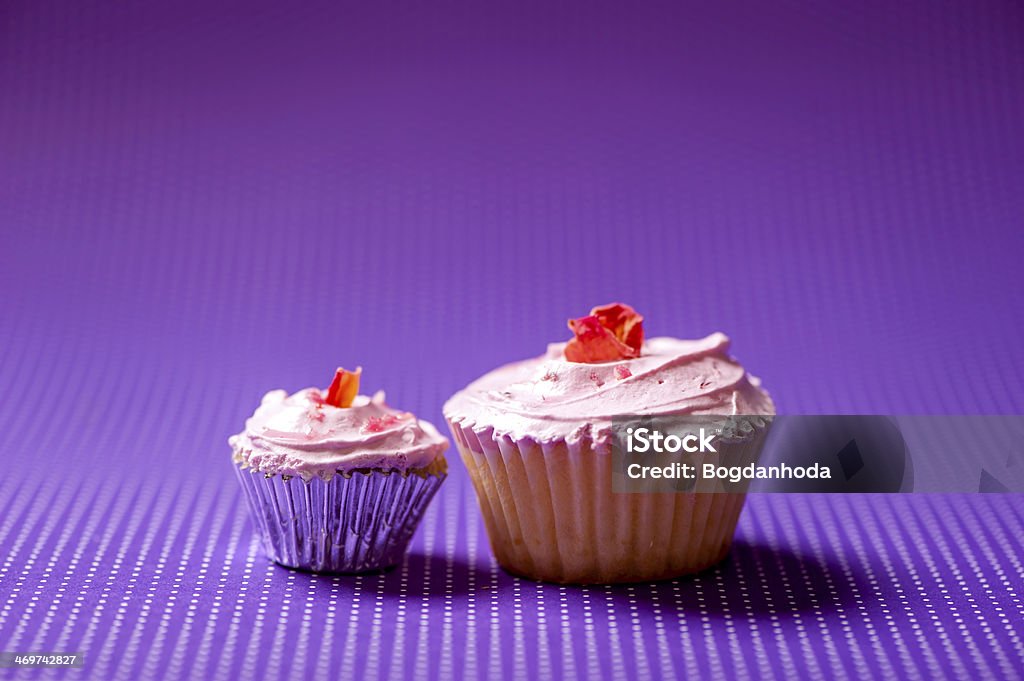 Close-up de duas colorida e cupcakes de veludo natural - Foto de stock de Alimentação Não-saudável royalty-free