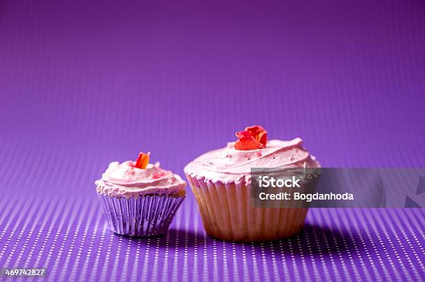 Foto de Closeup De Duas Colorida E Cupcakes De Veludo Natural e mais fotos de stock de Alimentação Não-saudável