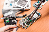 arbeiter-reparieren-gebrochene-telefon.jpg?b=1&s=170x170&k=20&c=lAE0UdZCBcfvqpt67i_5scJpUei2v0HFt-9VTPCBcLA=