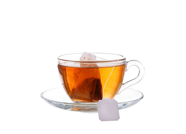 szklanki z herbata w torebce końca. na białym tle, - cup tea teabag tea cup zdjęcia i obrazy z banku zdjęć