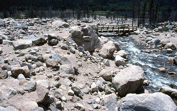 débris inondation événements rocky mountain national park rivière big thompson - big thompson river photos et images de collection