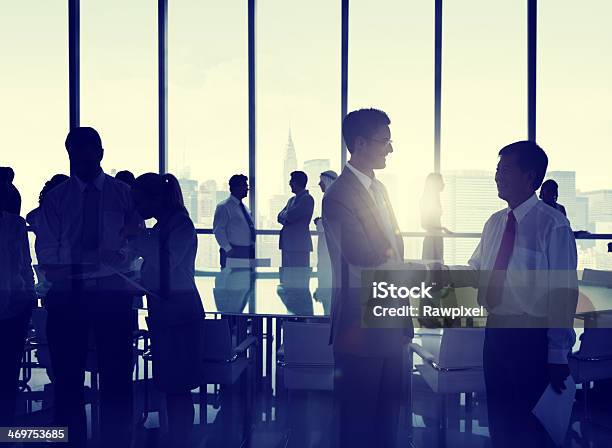 Gruppo Di Uomini Daffari In Edificio Per Uffici - Fotografie stock e altre immagini di Sagoma - Controluce - Sagoma - Controluce, New York - Città, Leadership