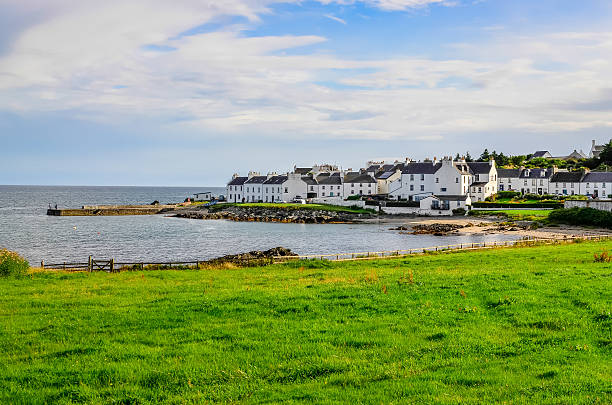 blick auf den hafen und die stadt port charlotte auf der isle of islay - highland islands stock-fotos und bilder