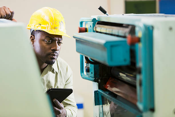 african american mann in-shop mit digitalen tablet - minority african ethnicity business hardhat stock-fotos und bilder