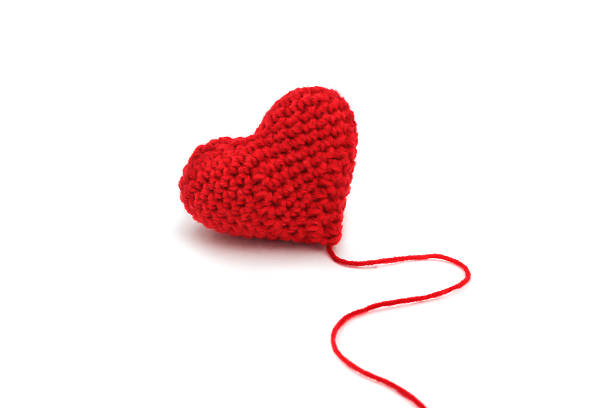 red сердце - wool knitting heart shape thread стоковые фото и изображения