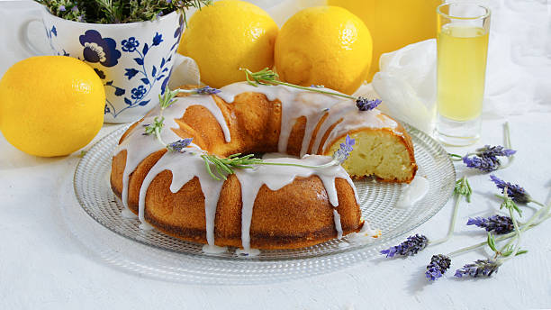 レモンのホームメイドケーキ、リモンチェッロ、ラベンダー - flower cake cookie food ストックフォトと画像