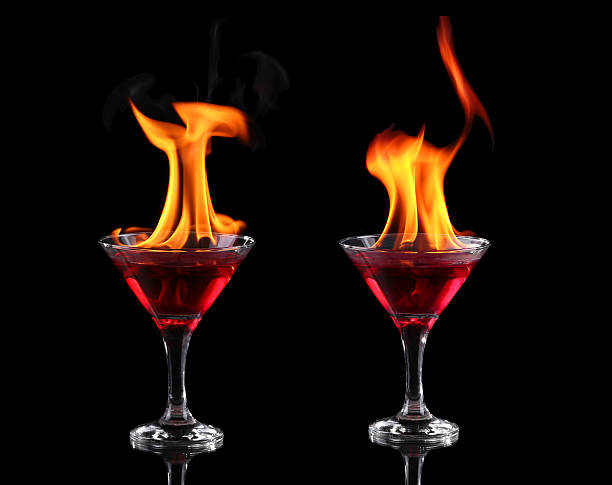 flaming cocktail auf schwarz - martini brand vermouth stock-fotos und bilder