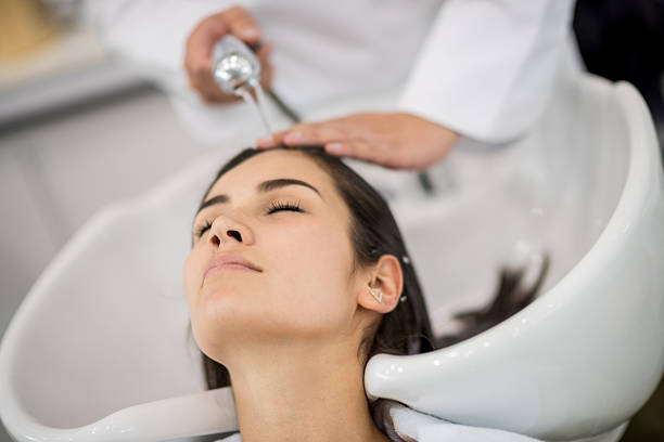 mulher no salão de beleza como o cabelo lavado - natural basin imagens e fotografias de stock