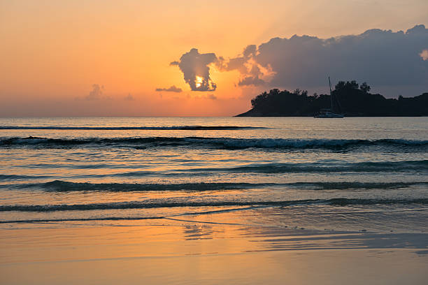 istock Beautiful tropical sunset ocean background 469768144