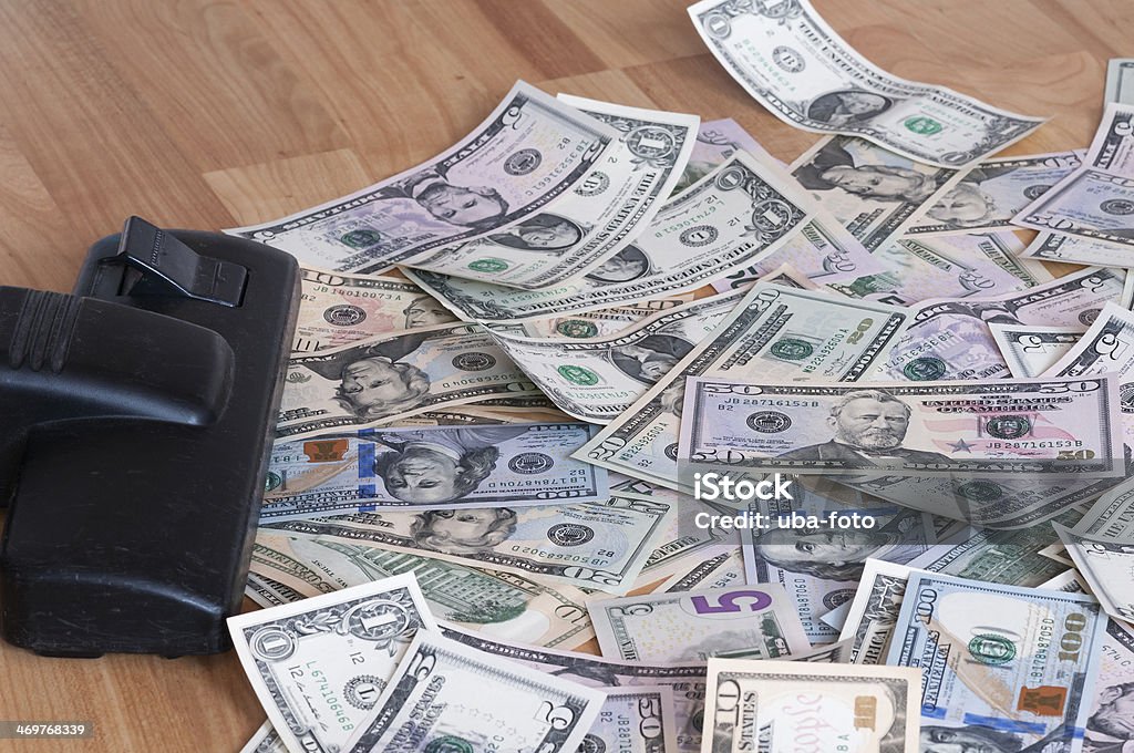 Пылесос и деньги - Стоковые фото 1 доллар - Бумажные деньги США роялти-фри
