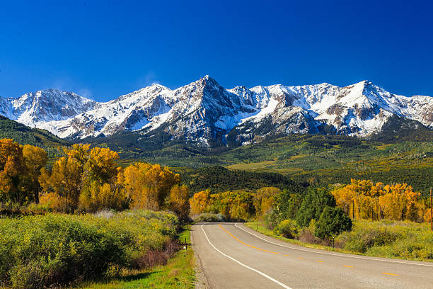 роуд в колорадо - mountain mountain range colorado autumn стоковые фото и изображения