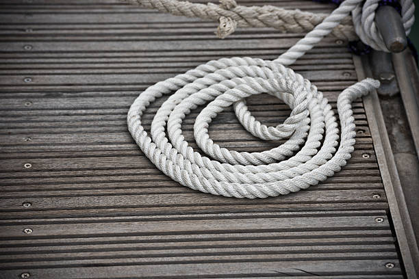 náutica anclaje de cuerda - moored nautical equipment circle rope fotografías e imágenes de stock