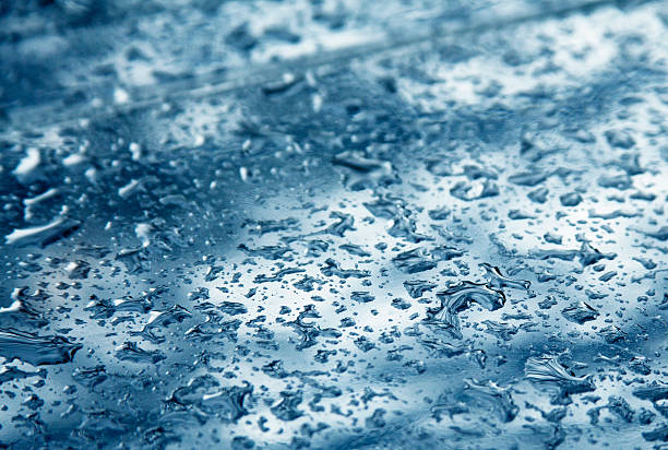 gotas de agua en el coche carcasa - geschützt fotografías e imágenes de stock