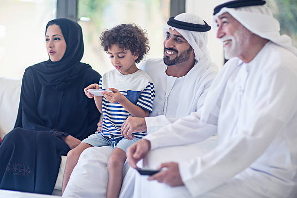 familia viendo la televisión - women islam middle eastern ethnicity arabic style fotografías e imágenes de stock