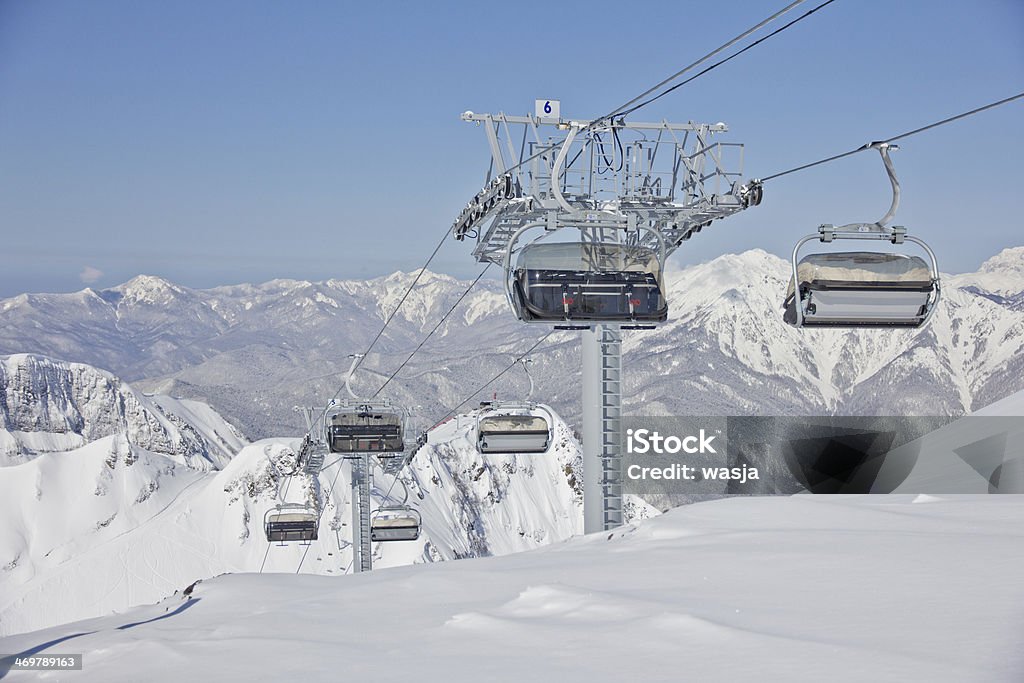 Chairlift en un complejo turístico de esquí (Sochi, Rusia) - Foto de stock de Esquí - Deporte libre de derechos