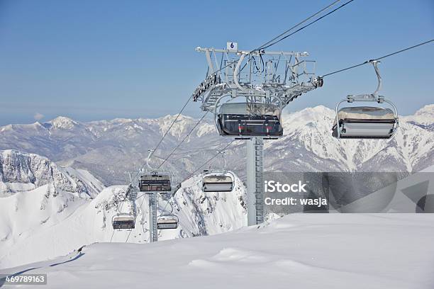 Chairlift En Un Complejo Turístico De Esquí Foto de stock y más banco de imágenes de Esquí - Deporte