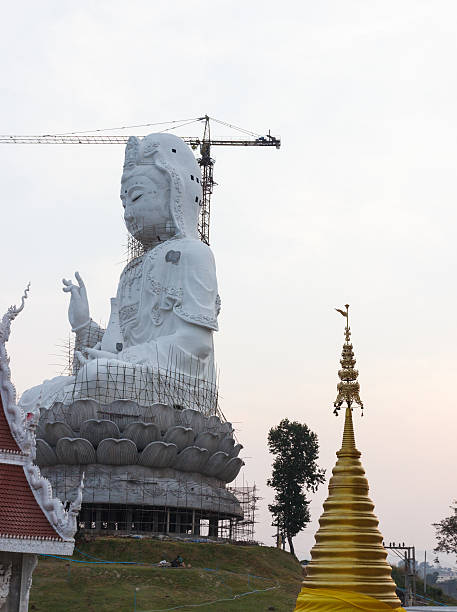 statue de la déesse de la compassion en cours de construction - guan yin photos et images de collection