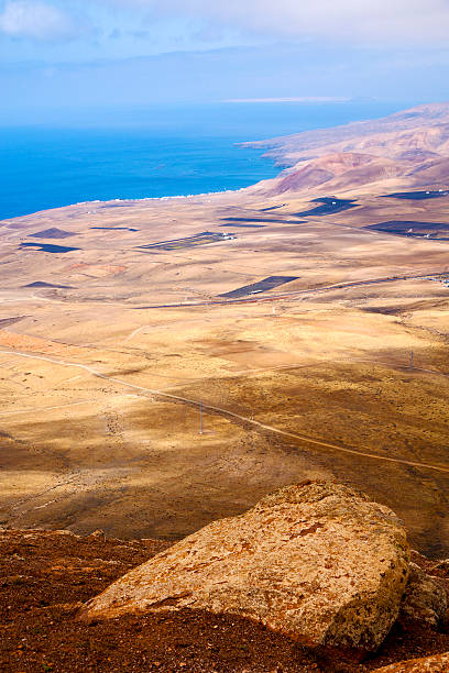 blick auf die küste der insel lanzarote feld - sea africa people arrecife stock-fotos und bilder