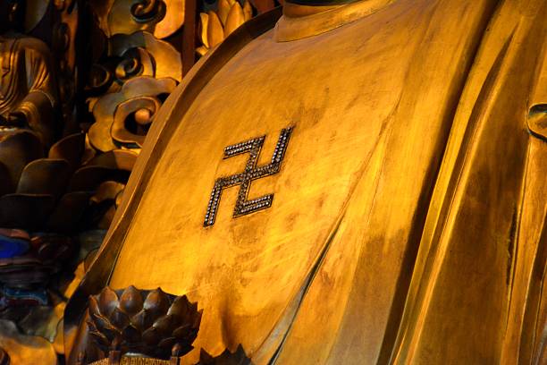 swastyka na złoty budda w longhua temple, shanghai - swastyka hinduska zdjęcia i obrazy z banku zdjęć
