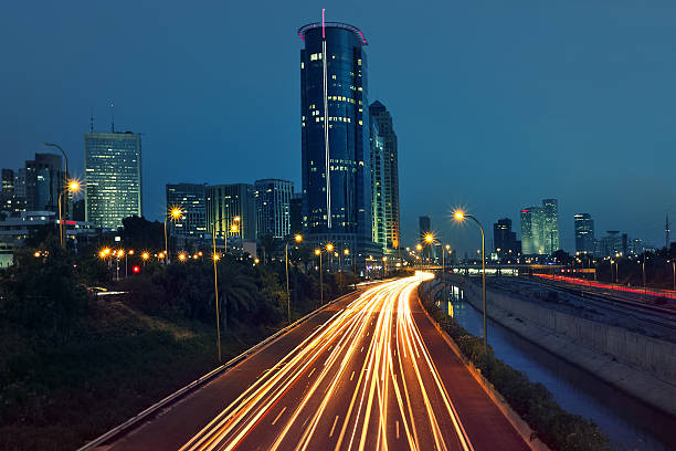 vista di sera di tel aviv, israele. - ayalon freeway foto e immagini stock