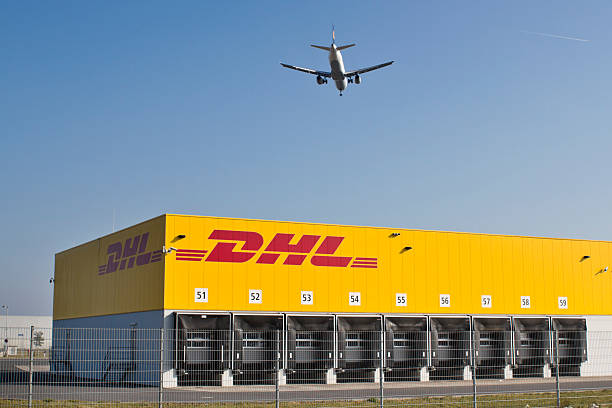 dhl logistyki i dystrybucji, logistikzentrum hub - dhl sign commercial sign germany zdjęcia i obrazy z banku zdjęć