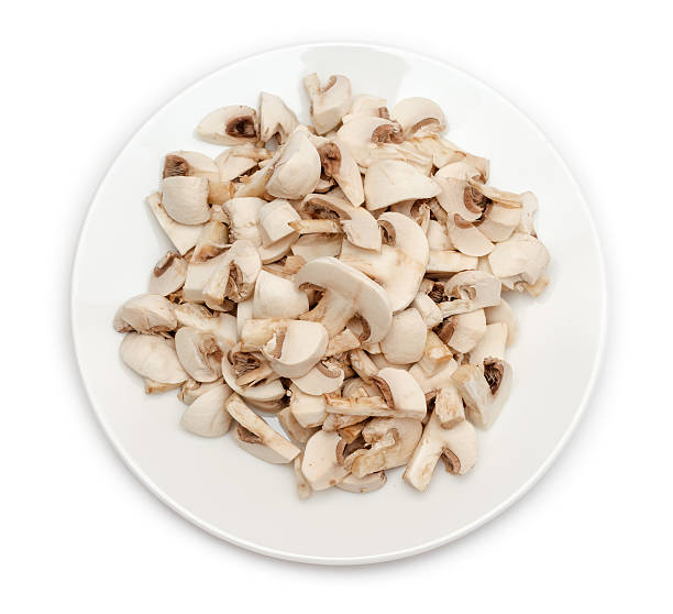 fette di fungo funghi in piatto - edible mushroom portion chopped freshness foto e immagini stock