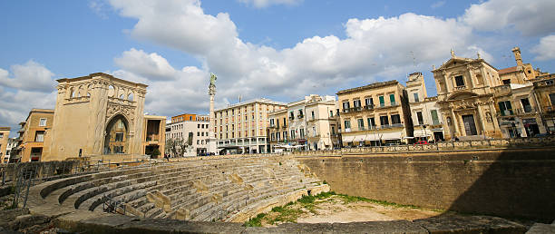 römisches amphitheater (2. jahrhundert) in lecce, italien und apulien - baroque style lecce italy puglia stock-fotos und bilder