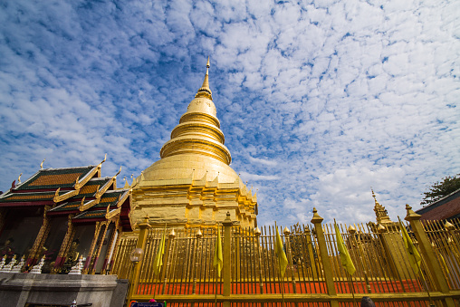 Wat Haripunchai on a clear day.