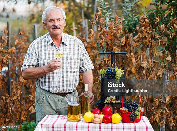 Feliz Hombre De Edad Avanzada Con Cultivos Foto de stock y más banco de imágenes de Adulto - Adulto, Aire libre, Blanco - Color