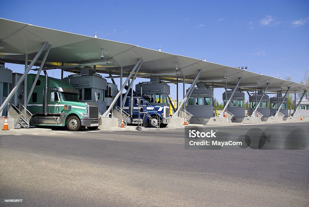 Semi camiones pago en la cabina de peaje en la frontera canadiense - Foto de stock de Frontera libre de derechos