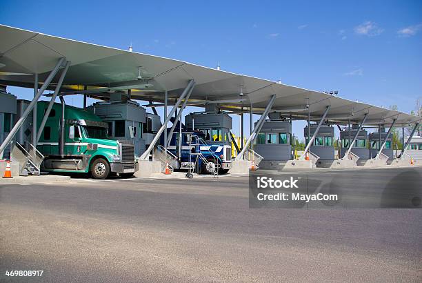 Semi Camiones Pago En La Cabina De Peaje En La Frontera Canadiense Foto de stock y más banco de imágenes de Frontera