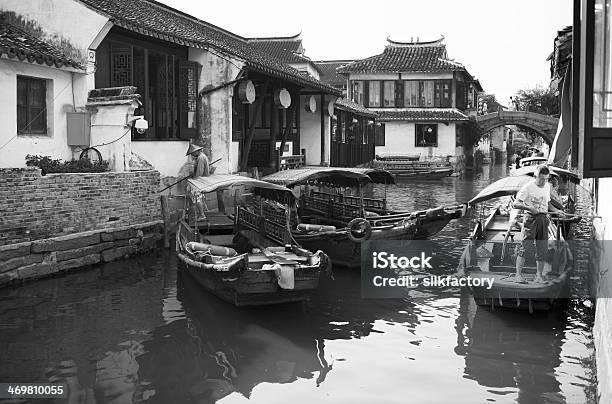 Chinês Gondoliers Em Zhouzhuang São Amarrar Os Seus Barcos - Fotografias de stock e mais imagens de Aldeia