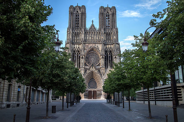 catedral de notre-dame de reims, francia - catedral de reims fotografías e imágenes de stock