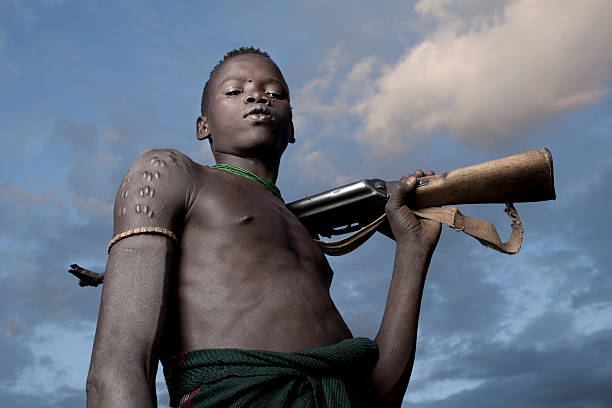 молодой мурси soldier - karo tribe стоковые фото и изображения