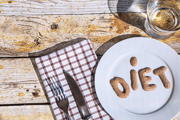 pôr a mesa com a palavra "alimentos". - wasserglas imagens e fotografias de stock