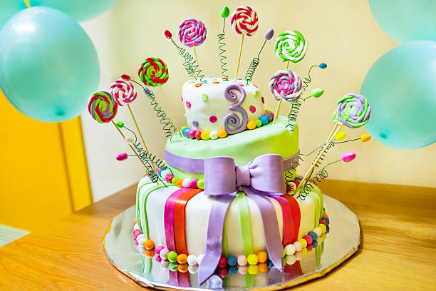 торт ко дню рождения - child outdoors bow horizontal стоковые фото и изображения