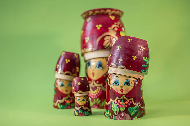 ninho bonecas russas de madeira vermelha - russian nesting doll babushka doll large group of objects - fotografias e filmes do acervo