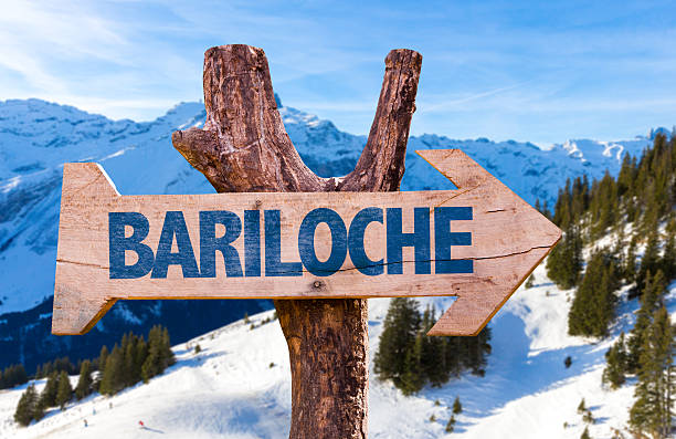 bariloche cartel con fondo de madera alpes - bariloche fotografías e imágenes de stock