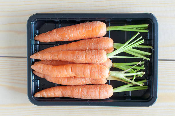 детские морковью в черный контейнер - ingedient стоковые фото и изображения