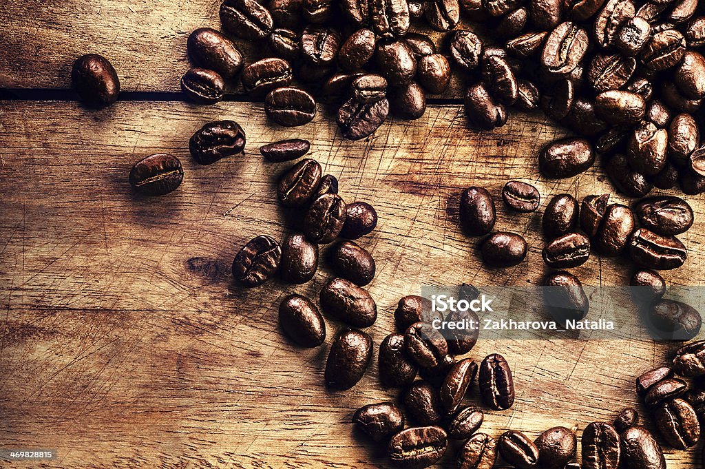 Kawa na drewniane tło grunge Zbliżenie.  Fasolka zestaw do przygotowywania kawy palonej - Zbiór zdjęć royalty-free (Bez ludzi)