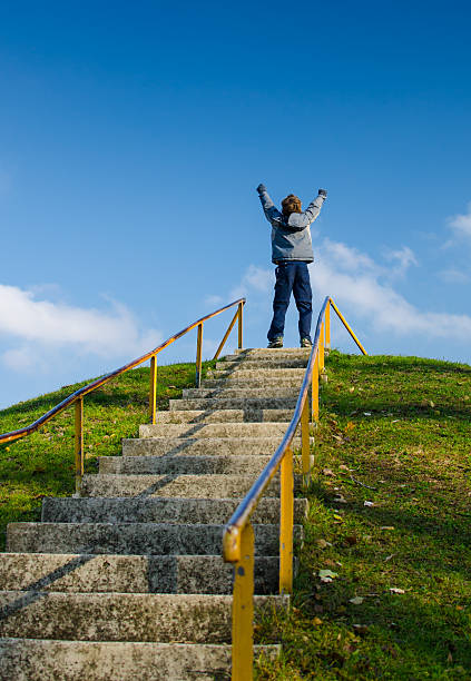 in cima a scale all'aperto e celebrazione - hinauf foto e immagini stock