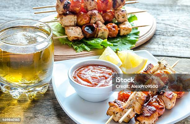 Gegrillte Hähnchenspieße Mit Kirschtomaten Stockfoto und mehr Bilder von Abnehmen - Abnehmen, Bauholz-Brett, Bier