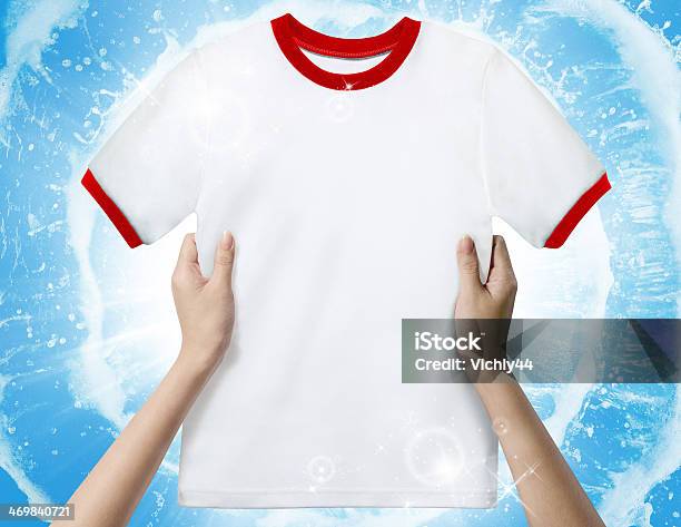Mano En Blanco Camiseta Blanca De Retención Foto de stock y más banco de imágenes de Con manchas - Con manchas, Café - Bebida, Camisa