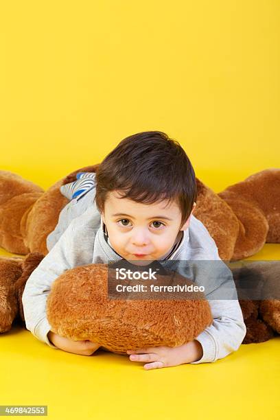 Photo libre de droit de Enfant Isolé Sur Jaune banque d'images et plus d'images libres de droit de Assis - Assis, Bébé, Cadrage en pied