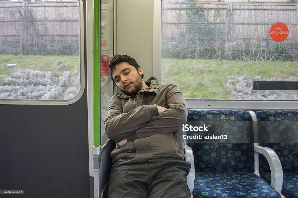 Uomo, dormire in un rapido spostamento della metropolitana - Foto stock royalty-free di Adulto