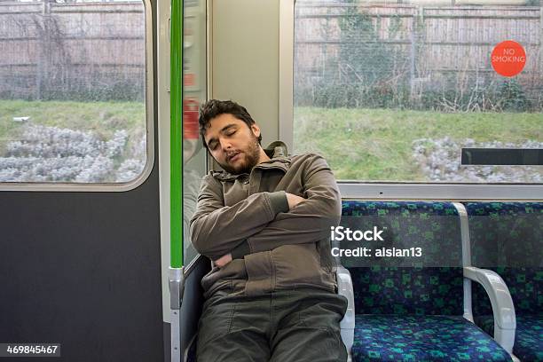 Uomo Dormire In Un Rapido Spostamento Della Metropolitana - Fotografie stock e altre immagini di Adulto
