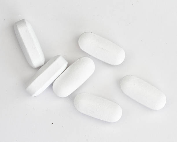 remédios tablets isolado em um fundo branco - white tablet - fotografias e filmes do acervo