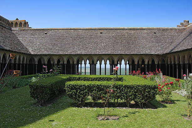 修道院のモンサンミシェル教会 - ornamental garden cathedral church formal garden ストックフォトと画像